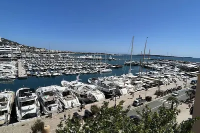 Image de 3 Pieces 2 chambres 4 pers Vieux port vue Mer Panoramique Face au Palais