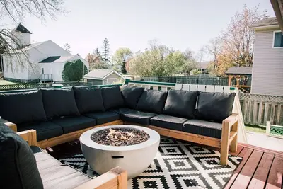 Image de New Professionally Designed 3 Bed Wellington Suite w. Backyard and Hot Tub