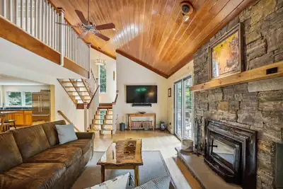 Image de Maple House: 4 br, fireplace, a/c, hot tub, deck, community summer pool!