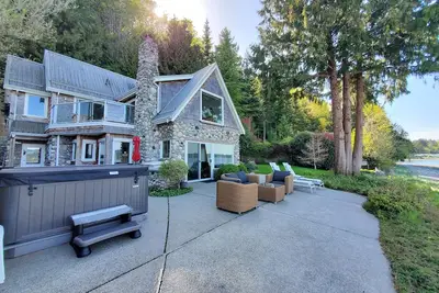 Image de Deep Bay Ocean Front Cottage - Private Getaway with Hot Tub