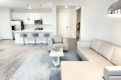 Image de 4816 Cayview Ave #102 Xu · Luxury Lake View Near Convention Center, Universal