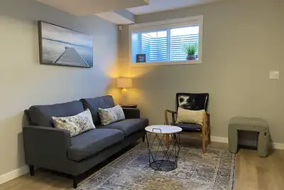 Image de Private & Peaceful Retreat Close to Yyc & Premium Outlet Mall