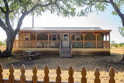 Image de Quiet Country Rustic Cabin