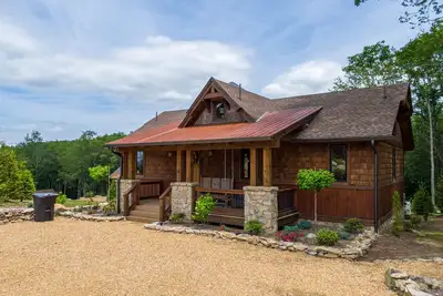 Image de An Escape to Remember - Camp Eagles Nest, pet friendly, hot tub, views, fire pit