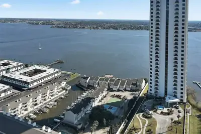 Image de Lovely 2 Bedroom condo with marina view and pool