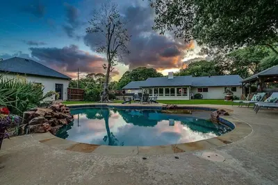 Image de Pool, Hot Tub, Veranda, 1 Acre w\/ mature Tree’s