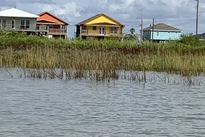 Image de Cheerful 2 bedroom house with boat, car parking! Relax, fish, beach and unwind!