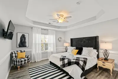 Image de ✨ Spacious King Sized Bdrm < 5 mins Hpu & Furniture Mrkt.
