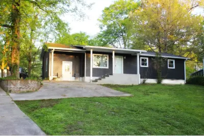 Image de Updated cottage across from Lake Barkley, awesome patio, pets welcome!