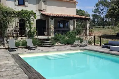 Image de maison climatisée en pleine campagne  avec piscine