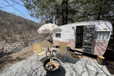 Image de Upstate Catskills Beautiful 1963 Vintage Camper \"Rosa\"