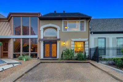 Image de Cozy Mediterranean Colonial House in Galleria