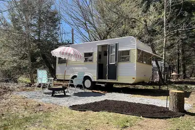 Image de Upstate Catskills Beautiful 1978 Vintage Camper \"Shirley\"