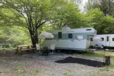 Image de Catskills Beautiful 1964 Vintage Camper \"Fannie\"