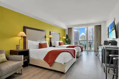 Image de Stunning 12th Floor Studio in the Heart of Grove