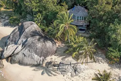 Exceptional Beachfront Villa - Jacuzzi - Full Service & Private Restaurant & Bar