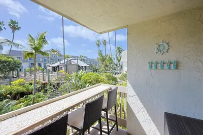 Image de Garden Oasis with a Glimpse of the Ocean – Cozy 1-Bedroom Condo