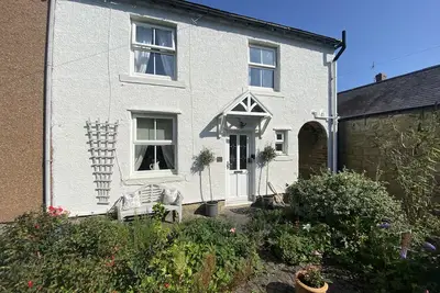 Image de Stunning courtyard cottage set back from the River Coquet. With castle views.