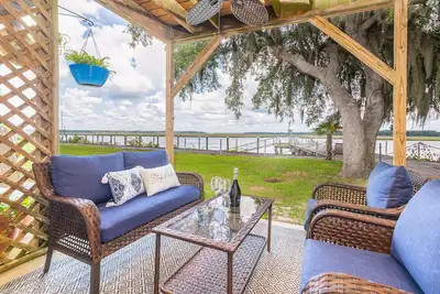 Image de Modern Coastal Escape on Beaufort's Battery Creek