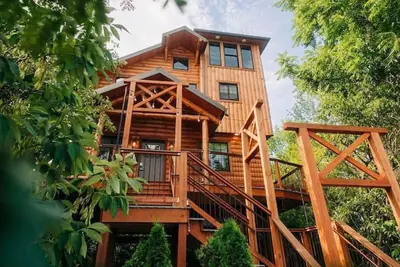 Image de 3-Story Luxury Treehouse with Hot Tub - Sleeps 6