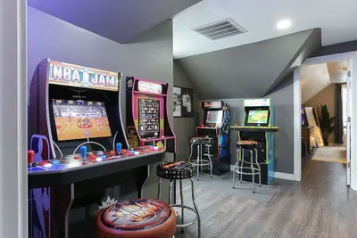 Image de Walk to Lucas Oil! Downtown Indy-Firepit-Arcade-King Bds-Sleeps 8