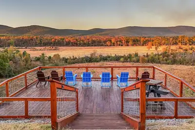 Image de Unique private location, million-dollar views, pickleball, 1-story, river access & more