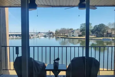 Image de Beautifully restored waterfront condo with a variety of amenities