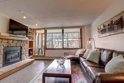 Image de Pet-Friendly Modern Condo, Great Location, Views, Amenities, Hot Tub - Vs348