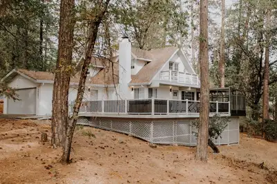 Image de Villa Nosoni-Nestled between trees near Lake Shasta.