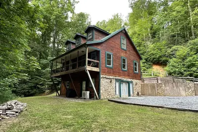 Secluded Cabin near Great Smoky Mts, Game room