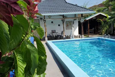 Image de Cozy Rustic 1br Cottage - Free Parking, WiFi w/ Pool & Beach Access