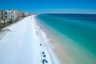 Image de Newly updated 1-bed condo pet friendly steps to the beach