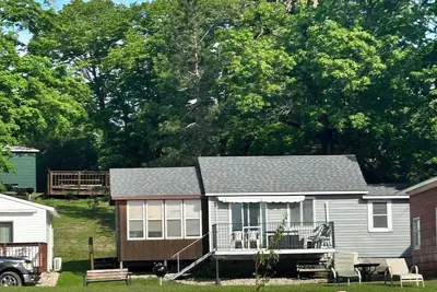 Image de Modern lakeside cabin with panoramic views, deck and screened porch
