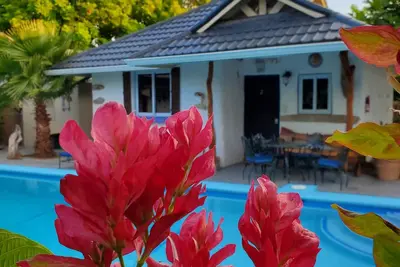 Image de Rustic Cottage - A/C, Parking, Pool & Beach Access