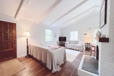 Image de Classic, airy Chatham cottage minutes from beach