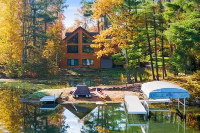 Image de 6000 sq ft Whitefish Lake Chain home with year around hot tub & gym!