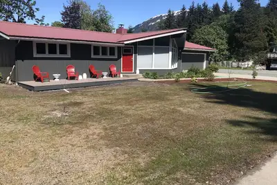 Image de Cozy home next to airport with fenced backyard and lots of sun!