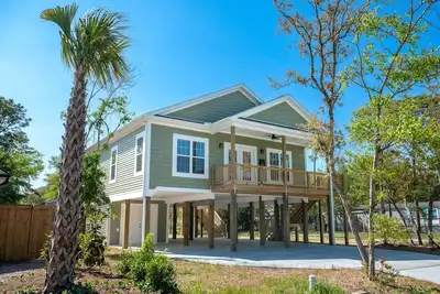 Image de Clean home on quiet street/Walk to beach & shops/Small, non-shedding dogs
