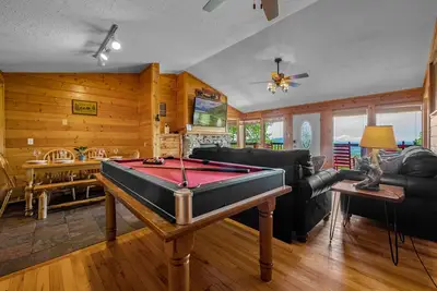 Image de Semi-secluded Family Cabin w/ Sunset Views near Pigeon Forge! Games and Hot Tub!