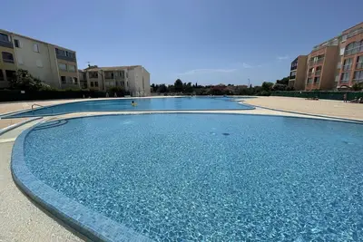 Joli Appartement dans Residence avec immense piscine privée de 1000m2!