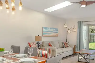 Image de Two Dog Friendly Homes with Private Fenced Yard and Fire Pit Steps to the Beach!