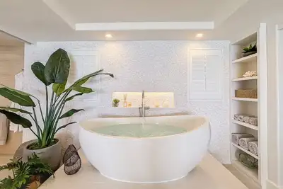 Spacious 2 Bdrm Remodeled Oceanfront 01 unit