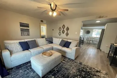 Image de Happy Quail House! Minutes to lake, A\/C & Parking