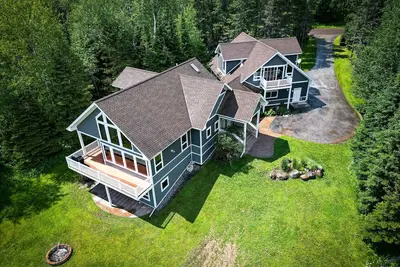 Image de Rare large contemporary four bedroom home with forest and lake views + Ev Charge
