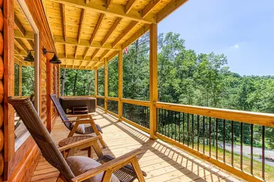 Image de Cozy Mountain VIEWs Luxury Hot Tub, Fire pit, Game Room, wi-fi. \n