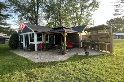 Image de Waterfront! Outdoor living! Canoe kayaks paddleboard 60 ft dock Newly Renovated