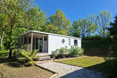 Image de Mobilheim Comfort 33m2 2 Schlafzimmer + Klimaanlage + Tv + Lv + überdachte Terrasse – Ankunft Sonntag 4 Personen