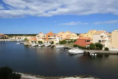 Image de Superb Studio mit Blick auf Marina mit Pool 4pv47e