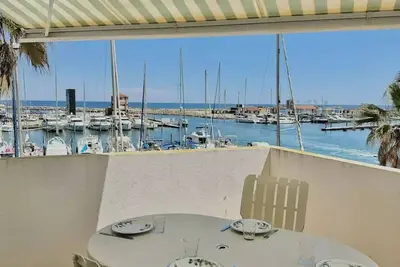 Image de Ausgezeichnete Wohnung mit Blick auf den Hafen und Meer mit Privatparkplatz 4rp221