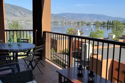 Image de Large Lakefront 3 Bed Condo With Gorgeous Osoyoos Lake and Mountain Views